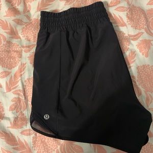 SIZE 8 LULULEMON SHORTS🖤